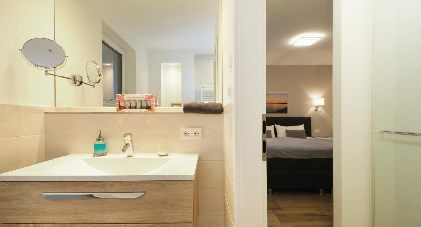 Badezimmer en suite mit begehbarer Dusche