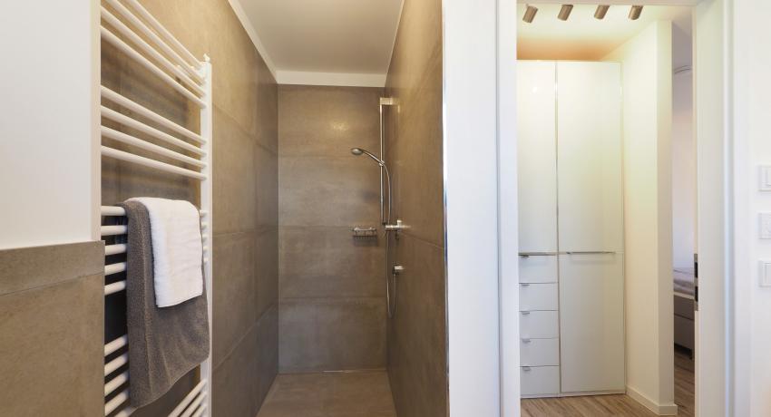 Badezimmer en suite mit begehbarer Dusche