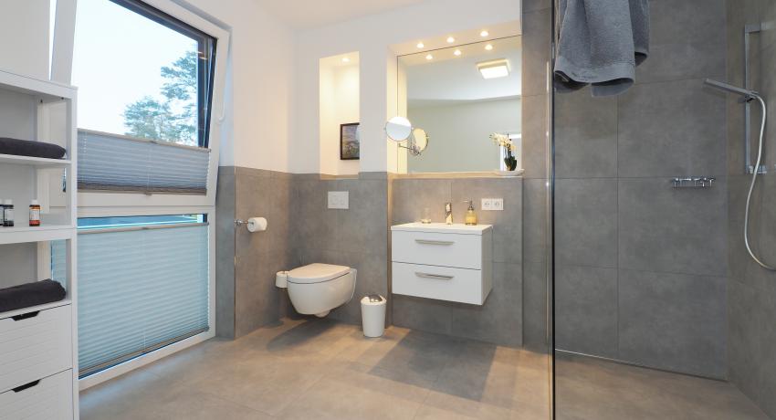 Badezimmer en suite mit begehbarer Dusche