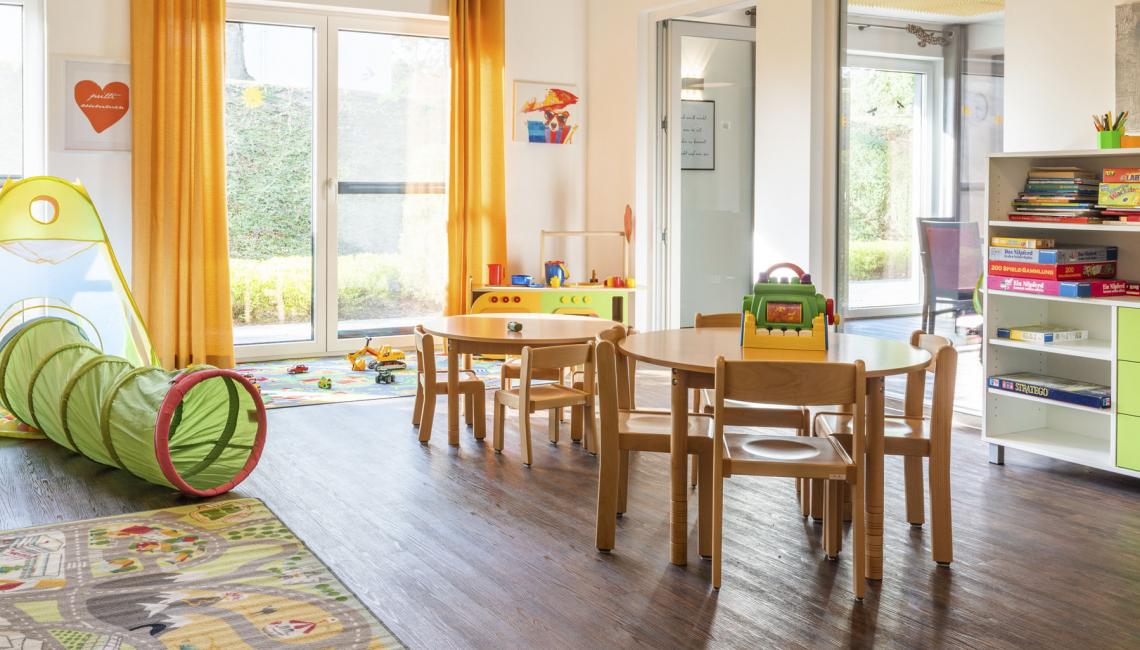 Gemeinschaftsraum für Kinder mit Spielzeug
